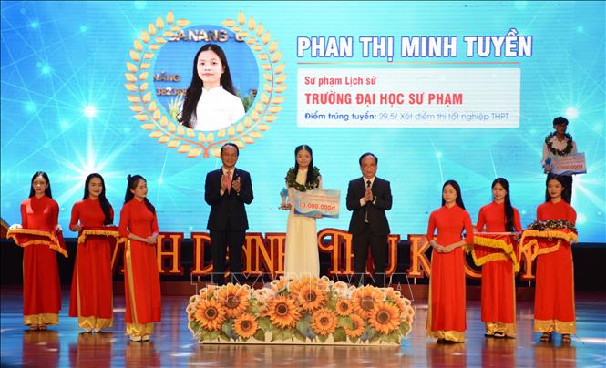 Đại học Đà Nẵng vinh danh 9 Thủ khoa. Ảnh: Văn Dũng-TTXVN