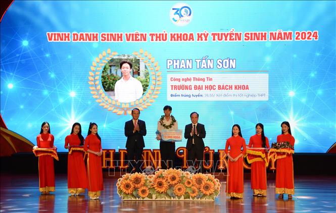 Đại học Đà Nẵng vinh danh 9 Thủ khoa. Ảnh: Văn Dũng-TTXVN