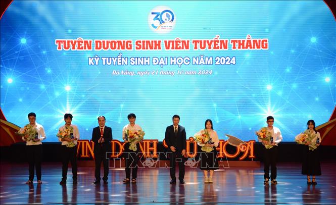 Đại học Đà Nẵng tuyên dương sinh viên được tuyển thẳng kỳ tuyển sinh Đại học năm 2024. Ảnh: Văn Dũng-TTXVN