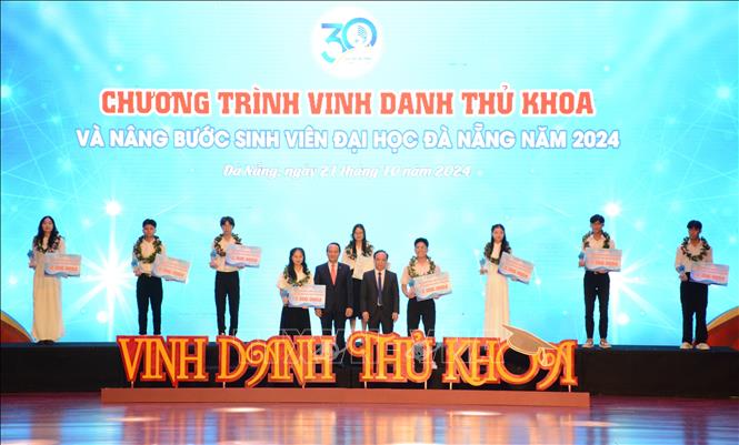 Đại học Đà Nẵng vinh danh 9 Thủ khoa. Ảnh: Văn Dũng-TTXVN