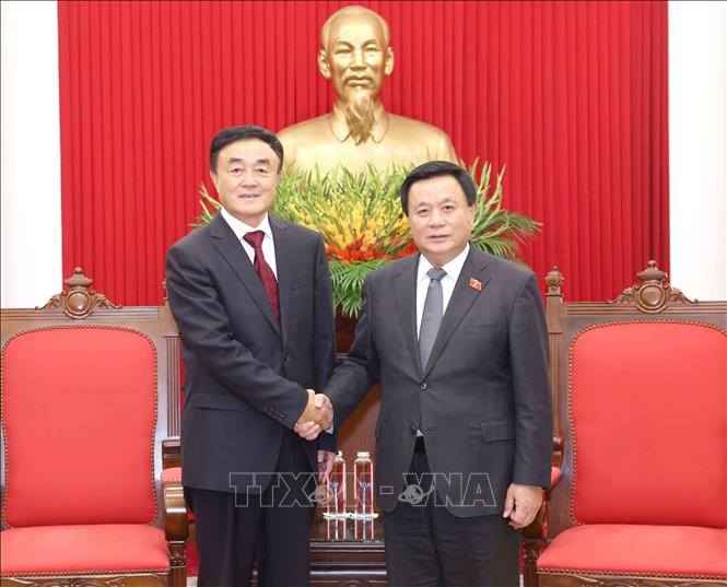 Prof. Dr. Nguyen Xuan Thang, Politburo member, Director of the Ho Chi Minh National Academy of Politics, and Chairman of the Central Theory Council receives a delegation from the Communist Party of China (CPC) led by Qu Qingshan, Director of the CPC Central Institute of Party History and Literature, in Hanoi on October 21. VNA Photo: Phương Hoa