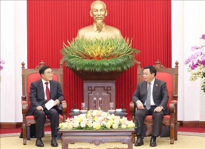 Prof. Dr. Nguyen Xuan Thang, Politburo member, Director of the Ho Chi Minh National Academy of Politics, and Chairman of the Central Theory Council receives a delegation from the Communist Party of China (CPC) led by Qu Qingshan, Director of the CPC Central Institute of Party History and Literature, in Hanoi on October 21. VNA Photo: Phương Hoa
