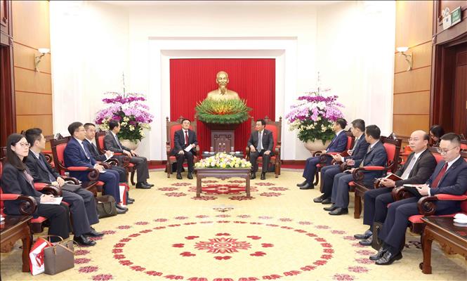 Prof. Dr. Nguyen Xuan Thang, Politburo member, Director of the Ho Chi Minh National Academy of Politics, and Chairman of the Central Theory Council receives a delegation from the Communist Party of China (CPC) led by Qu Qingshan, Director of the CPC Central Institute of Party History and Literature, in Hanoi on October 21. VNA Photo: Phương Hoa