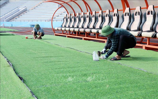 Hoàn tất những công việc cuối cùng sẵn sàng cho trận đấu đầu tiên diễn ra lúc 19 giờ ngày mai (23/10) giữa đội chủ nhà Việt Nam gặp Kyrgyzstan. Ảnh: Tạ Toàn - TTXVN