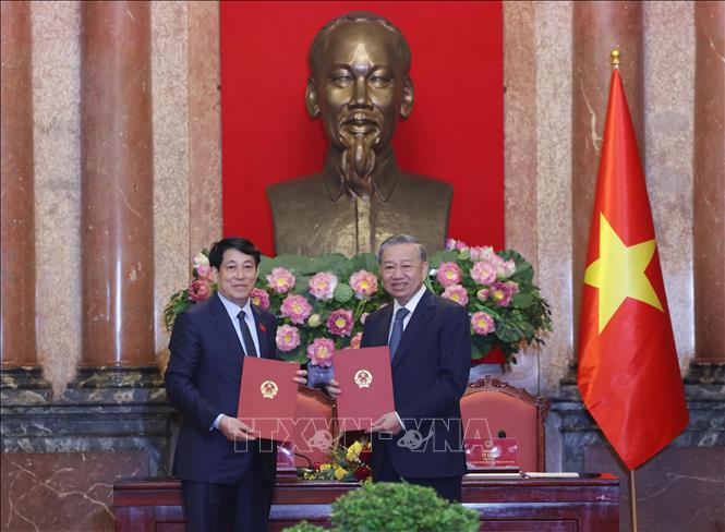 Tổng Bí thư Tô Lâm và Chủ tịch nước Lương Cường trao Biên bản bàn giao công tác của Chủ tịch nước. Ảnh: Lâm Khánh - TTXVN