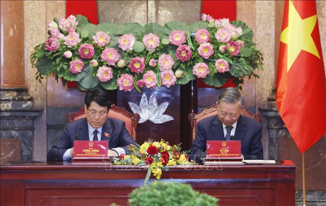 Tổng Bí thư Tô Lâm và Chủ tịch nước Lương Cường ký Biên bản bàn giao công tác của Chủ tịch nước. Ảnh: Lâm Khánh - TTXVN