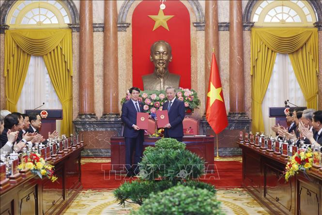 Tổng Bí thư Tô Lâm và Chủ tịch nước Lương Cường trao Biên bản bàn giao công tác của Chủ tịch nước. Ảnh: Lâm Khánh - TTXVN