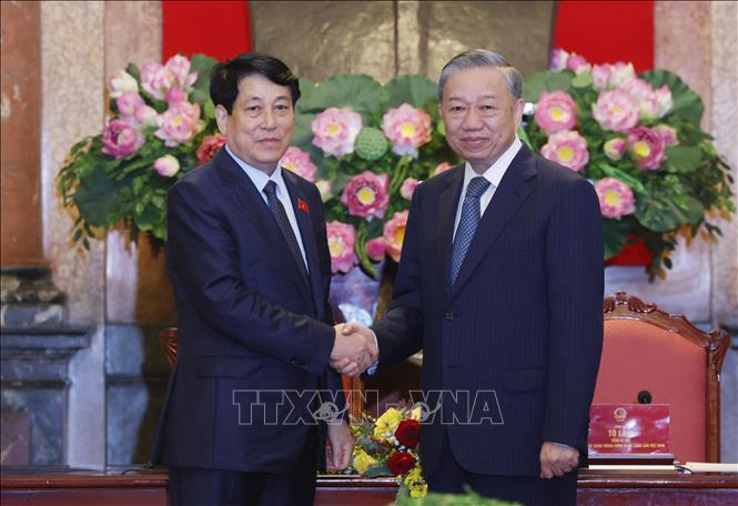 Tổng Bí thư Tô Lâm với Chủ tịch nước Lương Cường tại buổi bàn giao công tác của Chủ tịch nước. Ảnh: Lâm Khánh - TTXVN