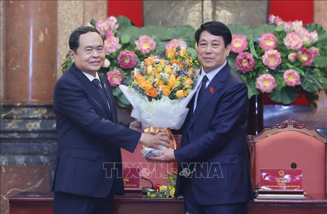 Chủ tịch Quốc hội Trần Thanh Mẫn chúc mừng Chủ tịch nước Lương Cường. Ảnh: Lâm Khánh - TTXVN