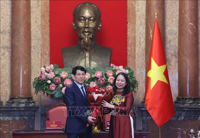 Phó Chủ tịch nước Võ Thị Ánh Xuân chúc mừng Chủ tịch nước Lương Cường. Ảnh: Lâm Khánh - TTXVN