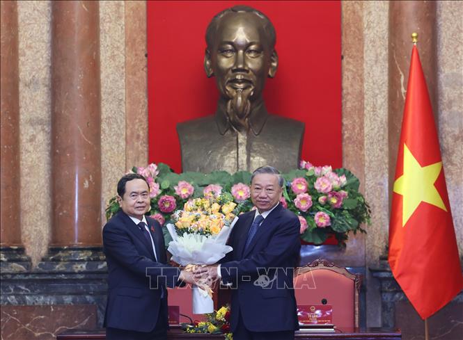 Chủ tịch Quốc hội Trần Thanh Mẫn chúc mừng Tổng Bí thư Tô Lâm. Ảnh: Lâm Khánh - TTXVN