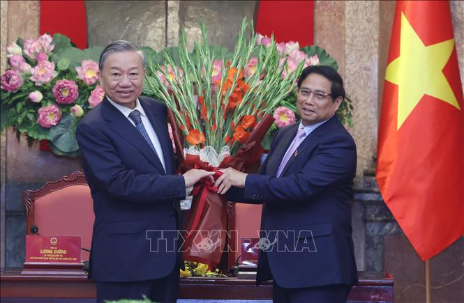 Thủ tướng Phạm Minh Chính chúc mừng Tổng Bí thư Tô Lâm. Ảnh: Lâm Khánh - TTXVN