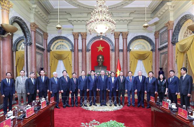  Tổng Bí thư Tô Lâm, Chủ tịch nước Lương Cường, Thủ tướng Phạm Minh Chính, Chủ tịch Quốc hội Trần Thanh Mẫn và các đồng chí lãnh đạo Đảng, Nhà nước tại buổi bàn giao công tác của Chủ tịch nước. Ảnh: Lâm Khánh - TTXVN