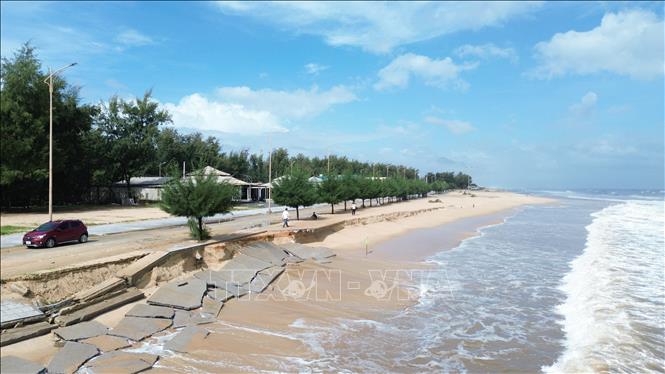 Sóng biển đã phá hỏng vỉa hè đường đi bộ của đường nội bộ bãi tắm xã Phú Thuận. Ảnh: Mai Trang - TTXVN