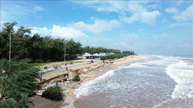 Đoạn bờ biển qua thôn Tân An, xã Phú Thuận xuất hiện tình trạng sạt lở nghiêm trọng với chiều dài 300m, ăn sâu vào đất liền 100m so với đầu năm. Ảnh: Mai Trang - TTXVN