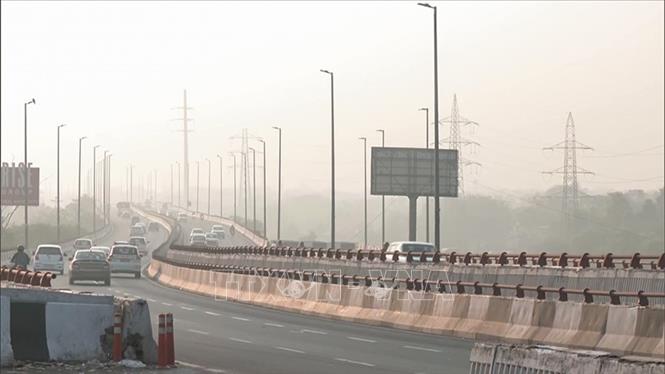 Khói mù ô nhiễm bao phủ bầu trời tại New Delhi, Ấn Độ, ngày 19/10/2024. Ảnh: ANI/TTXVN