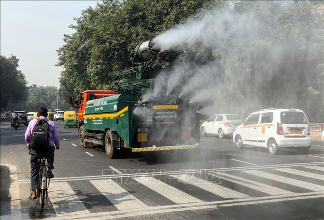 Phun nước trên đường phố để làm giảm tình trạng ô nhiễm không khí tại New Delhi, Ấn Độ, ngày 19/10/2024. Ảnh: ANI/TTXVN