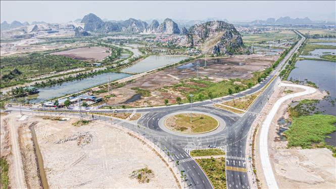 Các tuyến giao thông huyện Thuỷ Nguyên được xây dựng đồng bộ, hiện đại. Ảnh: Hoàng Hiếu - TTXVN