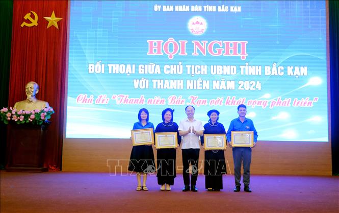 Chủ tịch UBND tỉnh tặng Bằng khen cho các tổ chức, cá nhân có thành tích tiêu biểu trong khởi nghiệp đổi mới sáng tạo gắn với chuyển đổi số năm 2024. Ảnh: Vũ Hoàng Giang – TTXVN