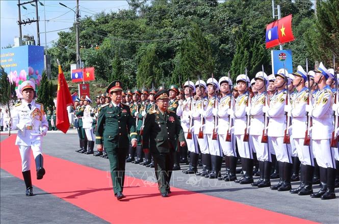 Vietnamese Minister of National Defence General Phan Van Giang and Lao Deputy Prime Minister and Minister of National Defence Chansamone Chanyalath review the guard of honour. VNA Photo: Trọng Đức