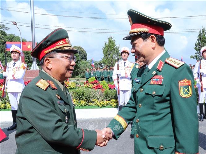 Vietnamese Minister of National Defence General Phan Van Giang welcomes Lao Deputy Prime Minister and Minister of National Defence Chansamone Chanyalath. VNA Photo: Trọng Đức
