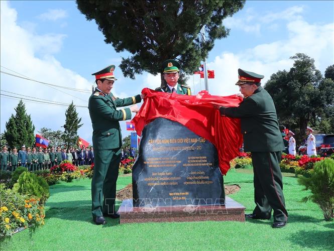 Vietnamese Minister of National Defence General Phan Van Giang and Lao Deputy Prime Minister and Minister of National Defence Chansamone Chanyalath at a tree planting ceremony at Long Sap Border Gate. VNA Photo: Trọng Đức