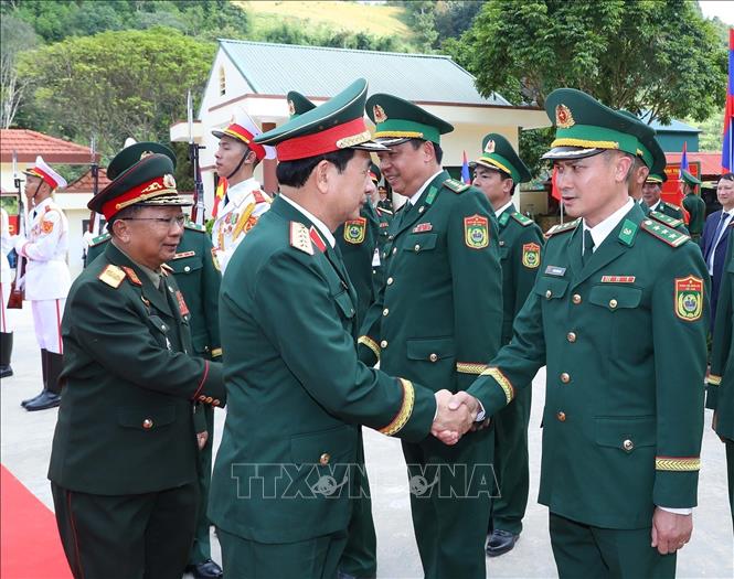 Vietnamese Minister of National Defence General Phan Van Giang and Lao Deputy Prime Minister and Minister of National Defence Chansamone Chanyalath meets staff at the Long Sap Border Gate. VNA Photo: Trọng Đức