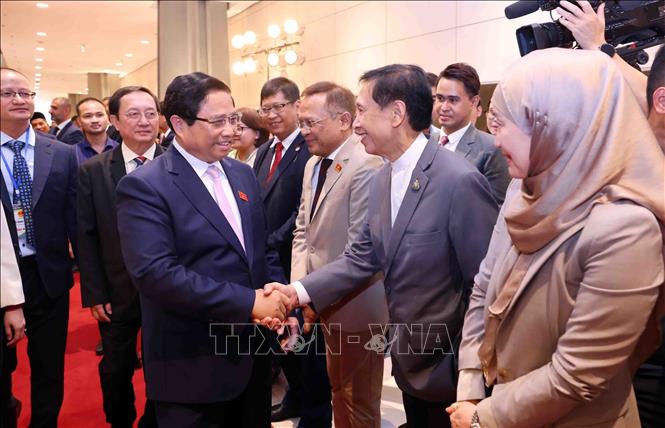 Prime Minister Pham Minh Chinh meets delegates at the conference. VNA Photo: Phạm Kiên