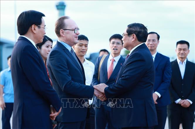 A see-off ceremony held for Prime Minister Pham Minh Chinh at Noi Bai International Airport. VNA Photo: Dương Giang