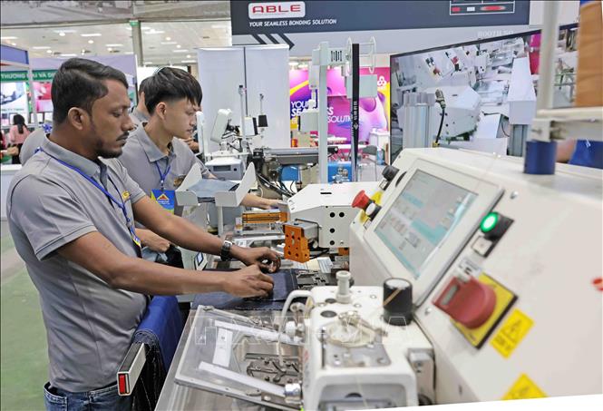 Gian trưng bày máy may đến từ Singapore. Ảnh: Trần Việt - TTXVN