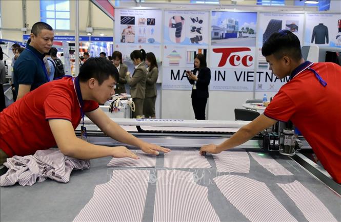 Gian triển lãm máy cắt tự động. Ảnh: Bình Dương/TTXVN phát