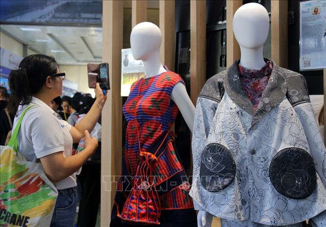 Khách tham quan triển lãm. Ảnh: Bình Dương/TTXVN phát