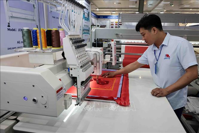 Gian trưng bày máy thêu 2 trong 1 (thêu xù và thêu phẳng) đến từ Trung Quốc. Ảnh: Trần Việt - TTXVN