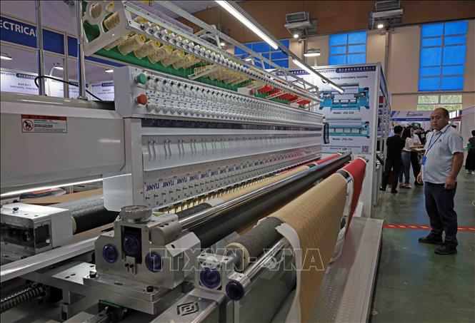 Gian trưng bày máy thêu khổ lớn. Ảnh: Trần Việt - TTXVN