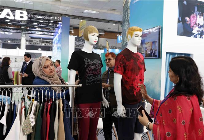 Gian trưng bày sản phẩm may mặc đến từ Bangladesh. Ảnh: Trần Việt - TTXVN 
