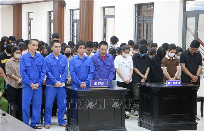 Các bị cáo nghe Hội đồng xét xử tuyên đọc bản án. Ảnh: Công Mạo-TTXVN