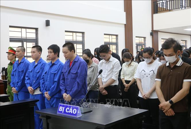 Các bị cáo nghe Hội đồng xét xử tuyên đọc bản án. Ảnh: Công Mạo-TTXVN