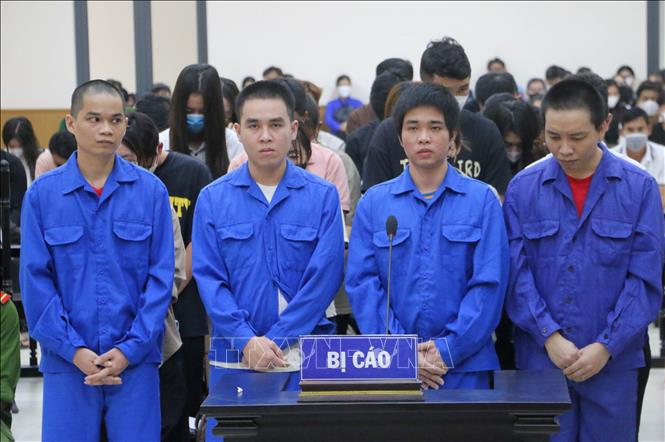 Các bị cáo nghe Hội đồng xét xử tuyên đọc bản án. Ảnh: Công Mạo-TTXVN