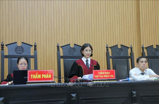 Thẩm phán Chủ toạ phiên toà tuyên đọc đọc bản án dành cho các bị cáo. Ảnh: Công Mạo-TTXVN