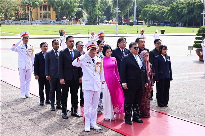 Speaker of the House of Representatives of Malaysia Tan Sri Dato' Johari Bin Abdul and his spouse pay tribute to President Ho Chi Minh at his mausoleum. VNA Photo: Minh Đức