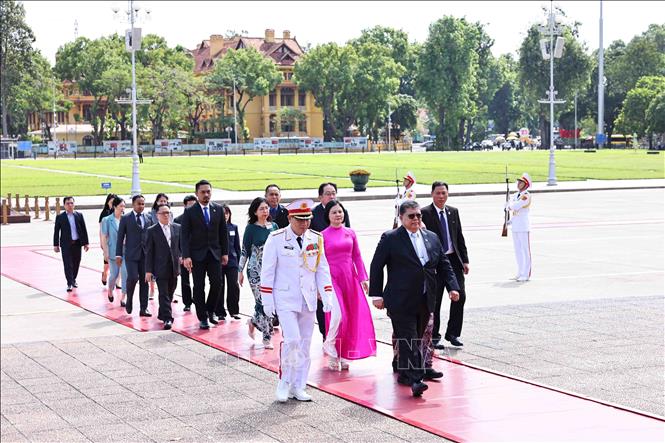 Speaker of the House of Representatives of Malaysia Tan Sri Dato' Johari Bin Abdul and his spouse pay tribute to President Ho Chi Minh at his mausoleum. VNA Photo: Minh Đức
