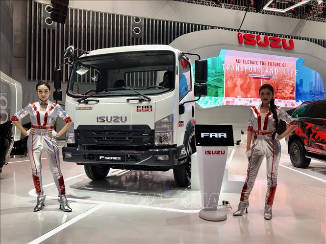 A new truck model showcased at the exhibition. VNA Photo: Mỹ Phương