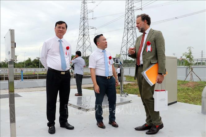 Ngài Daniel Coenraad Stork (phải), Tổng Lãnh sự Vương quốc Hà Lan tại thành phố Hồ Chí Minh và Phó Chủ tịch UBND tỉnh Bà Rịa-Vũng Tàu Nguyễn Công Vinh (trái) thăm thực tế nhà máy. Ảnh: Đoàn Mạnh Dương-TTXVN