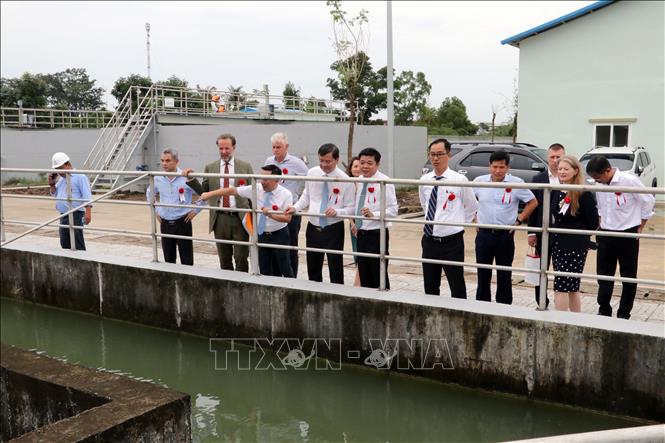 Các đại biểu thăm nhà máy xử lý nước thải Phú Mỹ. Ảnh: Đoàn Mạnh Dương-TTXVN