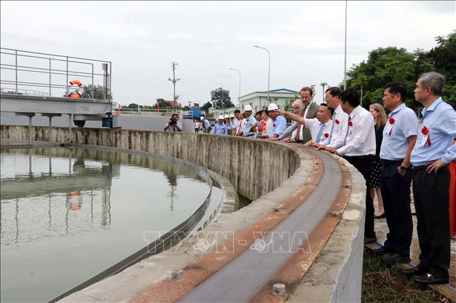 Các đại biểu thăm nhà máy xử lý nước thải Phú Mỹ. Ảnh: Đoàn Mạnh Dương-TTXVN