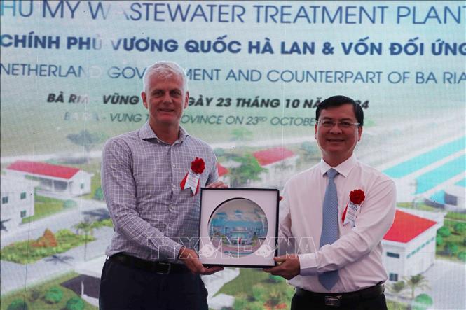 Phó Chủ tịch UBND tỉnh Bà Rịa-Vũng Tàu Nguyễn Công Vinh (phải) tặng quà lưu niệm ông Hans Docter, Tổng Giám đốc Quỹ Đầu tư quốc tế Hà Lan. Ảnh: Đoàn Mạnh Dương-TTXVN