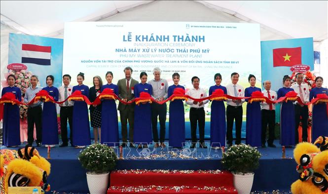 Các đại biểu cắt băng khánh thành nhà máy. Ảnh: Đoàn Mạnh Dương-TTXVN