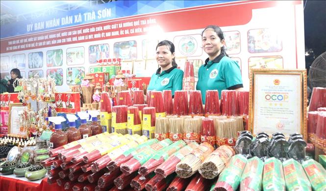 Gian hàng giới thiệu các sản phẩm được sản xuất từ quế Trà Bồng tại hội chợ giới thiệu sản phẩm OCOP. Ảnh: TTXVN phát