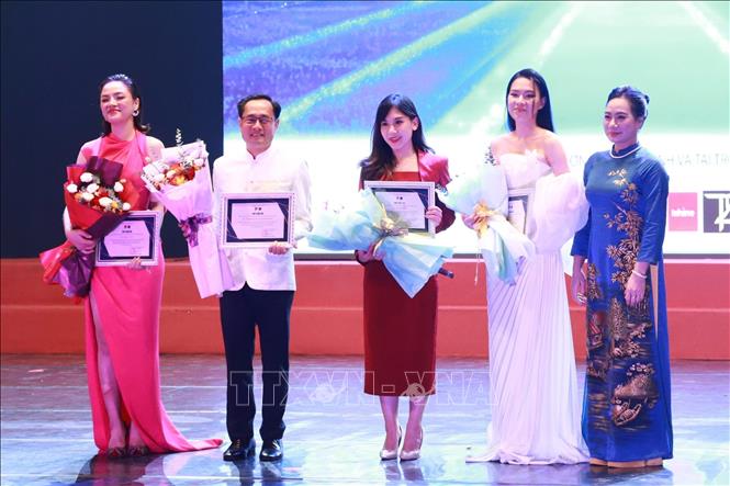 Giám đốc Học viện Múa Việt Nam Nguyễn Thúy Nga trao hoa và giấy chứng nhận cho Ban Giám khảo. Ảnh: Vân Chi/TTXVN phát