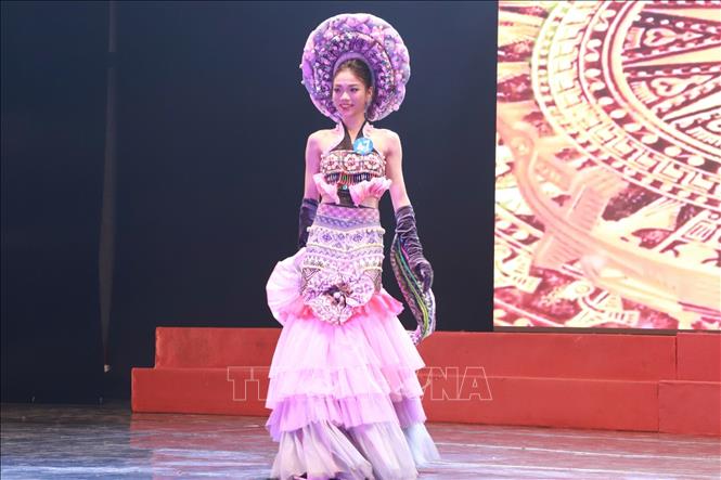 Các thí sinh trong phần trình diễn trang phục dân tộc. Ảnh: Vân Chi/TTXVN phát